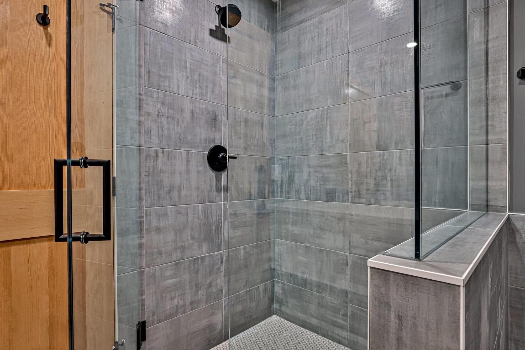 Ravens Crest Lodge - Stunning Views Perfectly Located On Main Street Canmore Luaran gambar