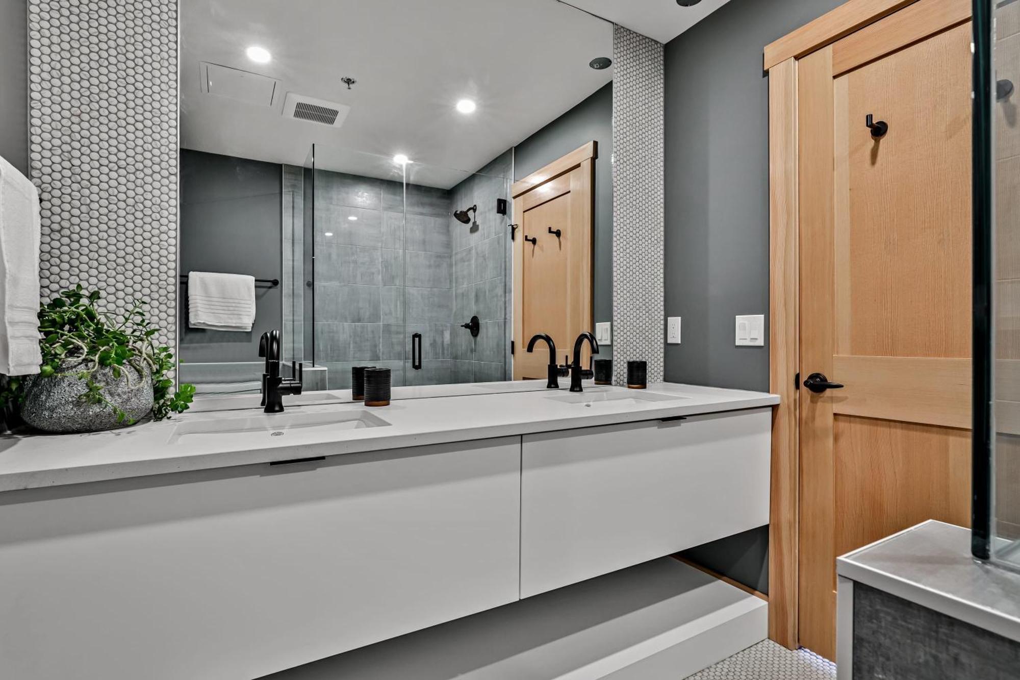 Ravens Crest Lodge - Stunning Views Perfectly Located On Main Street Canmore Luaran gambar