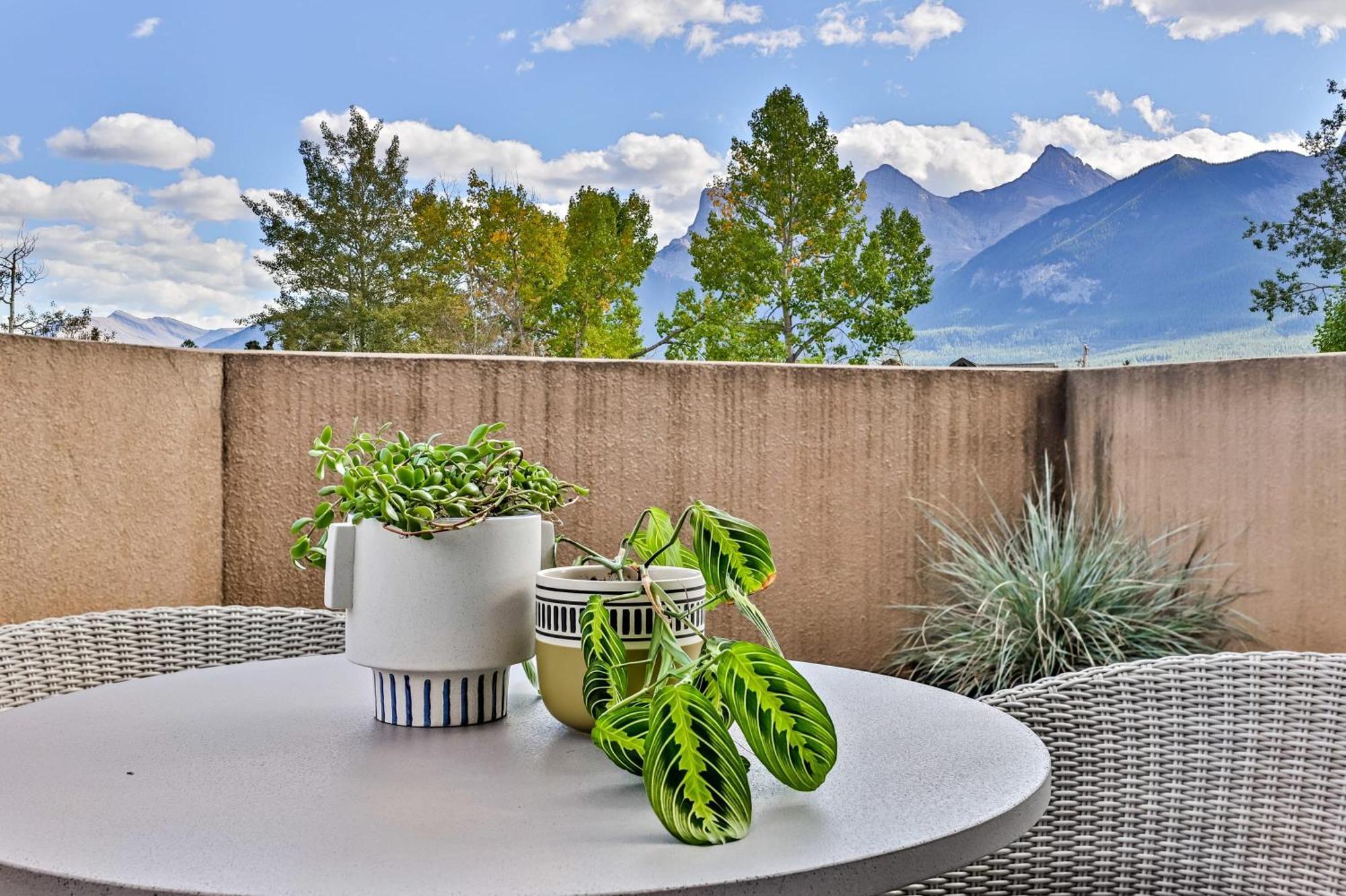 Ravens Crest Lodge - Stunning Views Perfectly Located On Main Street Canmore Luaran gambar