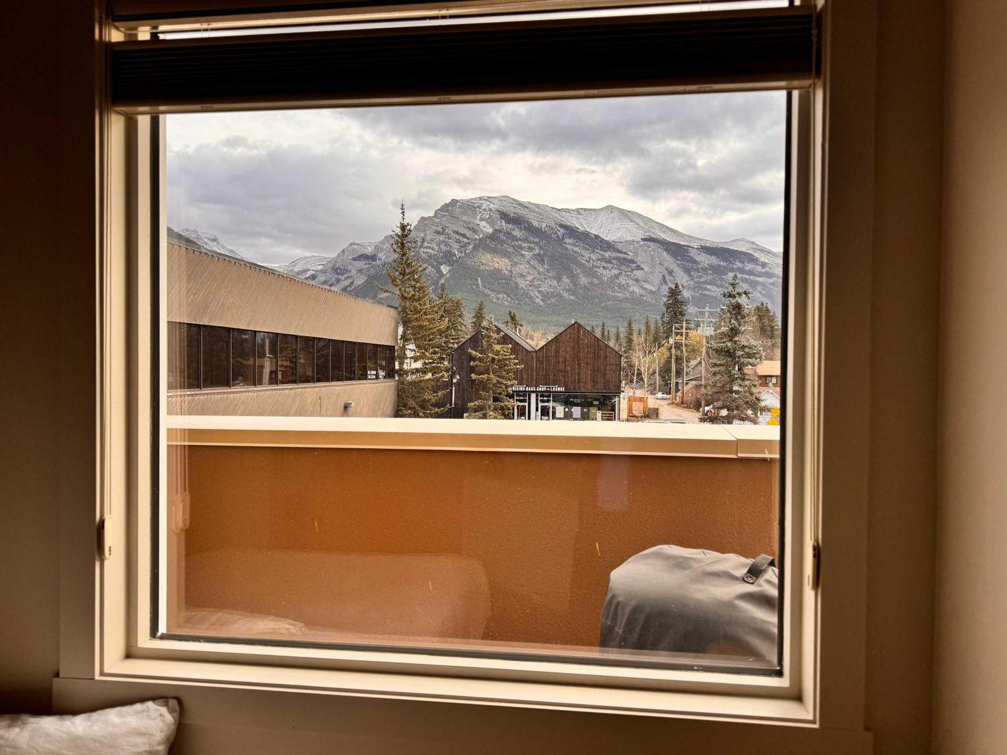 Ravens Crest Lodge - Stunning Views Perfectly Located On Main Street Canmore Luaran gambar