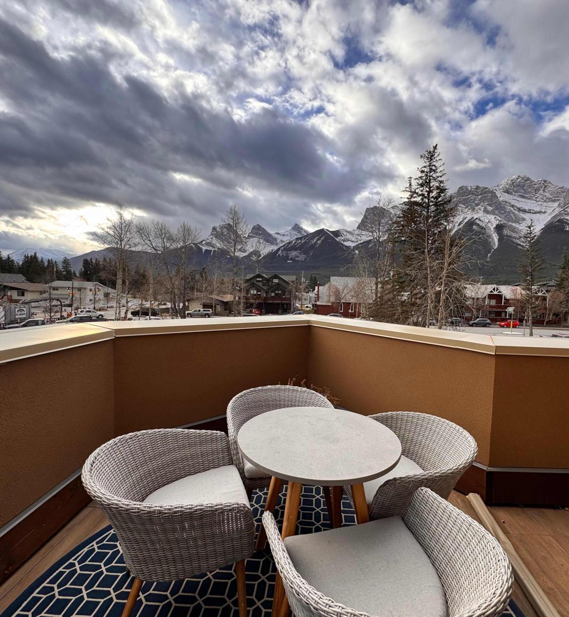 Ravens Crest Lodge - Stunning Views Perfectly Located On Main Street Canmore Luaran gambar