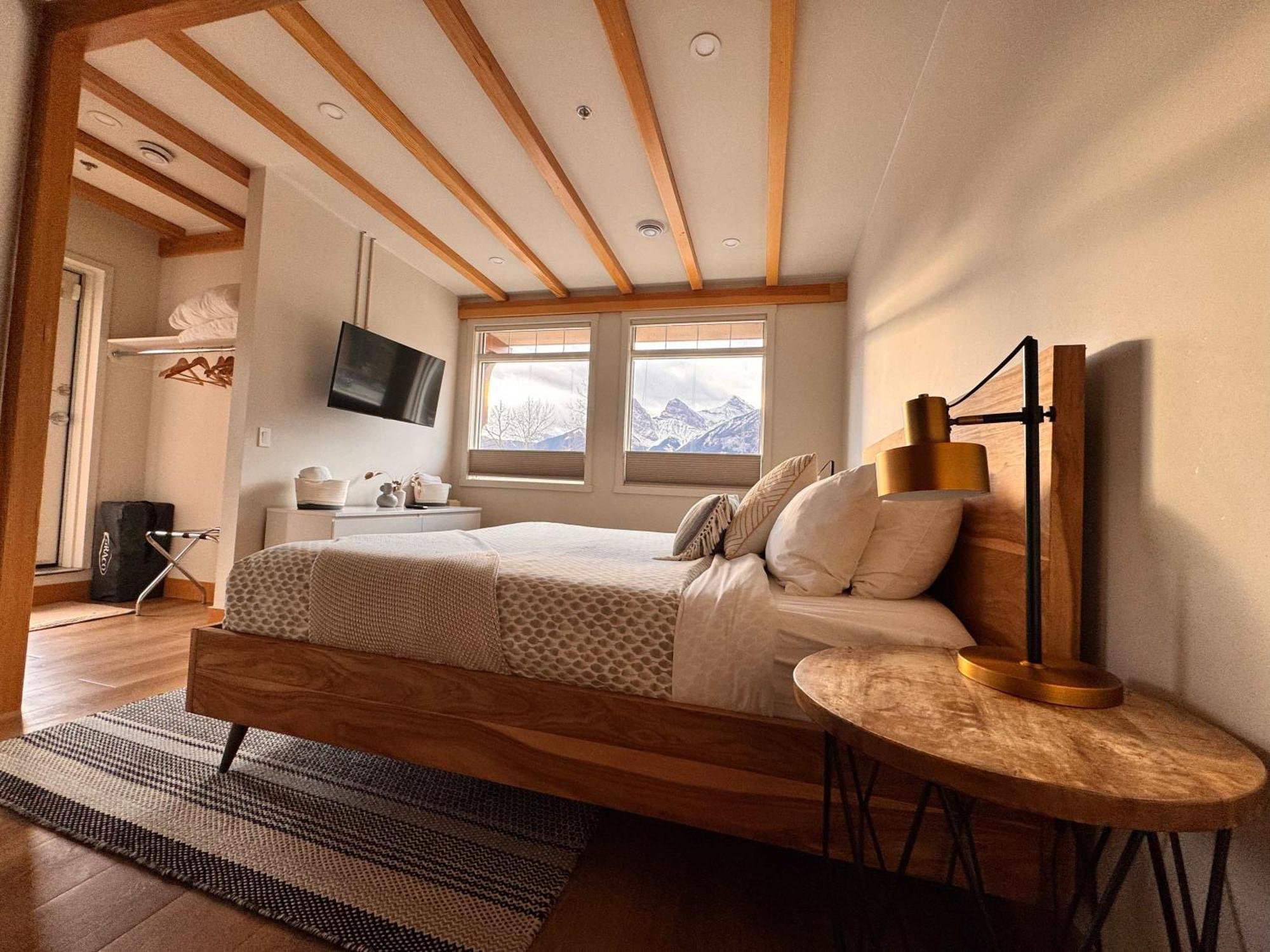 Ravens Crest Lodge - Stunning Views Perfectly Located On Main Street Canmore Luaran gambar